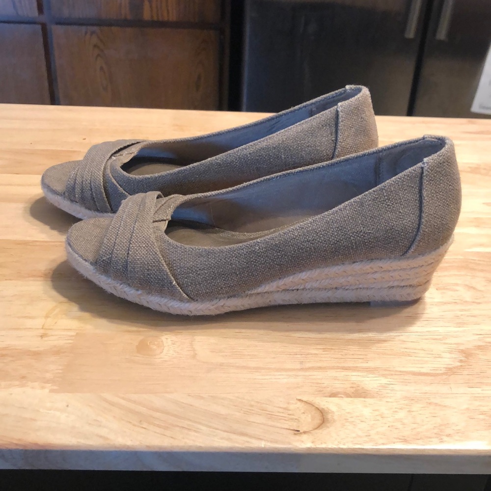 espadrille wedges size 7 but fits like 6